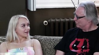 Geile blonde 19 jährige Teenyschlampe bläst gierig Opas harten Schwanz!  Marilyn Sugar into "Sweet Lips On Older Cocks" Episode one