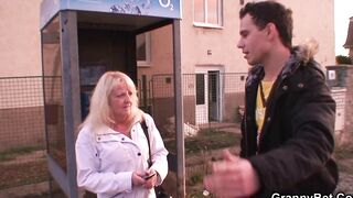 The bro seduced the older woman and fuck into all holes