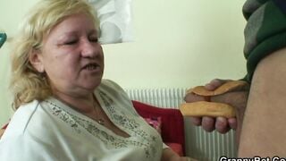 Older grandmother let herself be boned from behind