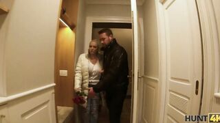 Le sexe fou avec un chasseur se produit au lieu d'un rendez-vous romantique