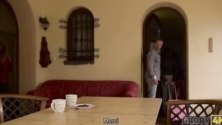 DADDY4K Bel homme et deux blouissants se dtendent dans le salon