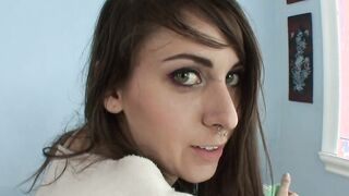Hoe with tats and rings give bro a oral sex indoors!