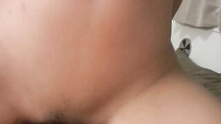 Junge Thai squirtet beim fingern und danach beim ficken