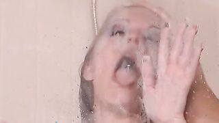 Amazing dark haired gets her soak snatch licked while taking a hot tub