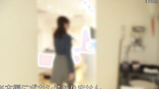 【鬼チンポ x 人妻】個人撮影 26歳 一途な子持ちママ ゆうりさん 夫としか経験のない人妻が初めて不倫巨根に突かれてガックガクにイキ乱れる！首絞めトランス絶頂で夫以外で初めての中出し。