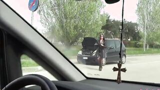 Roberta Farnese breaks down the vehicle and knows how to thank the men who help her fix it