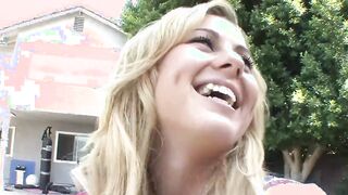 Blondes 19 Year Old laesst sich von zwei alten Kollegen ficken