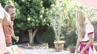 Blondes 19 Year Old laesst sich von zwei alten Kollegen ficken