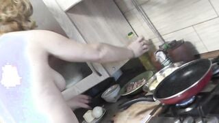 Mom nude woman mommy babe Frina continues to cook naked inside high heels inside her kitchen. Today on menu are potatoes stuffed with minced meat.
