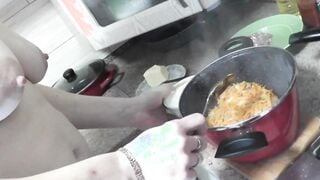 Mom nude woman mommy babe Frina continues to cook naked inside high heels inside her kitchen. Today on menu are potatoes stuffed with minced meat.
