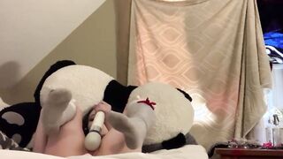 Teenie makes herself cum rough with hitachi