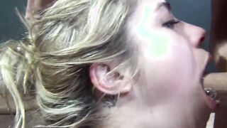 Blonde liebt es zu blasen umso tiefer umso besser