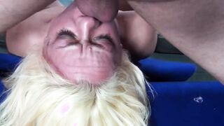 Blonde uebt Deep Throat mit verschieden Schwaenzen