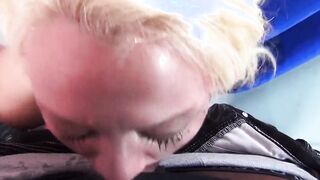 Blonde uebt Deep Throat mit verschieden Schwaenzen