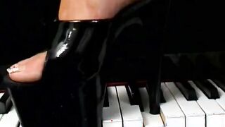 Huge big tit sluts spreading her soak vagina on the piano to got licked
