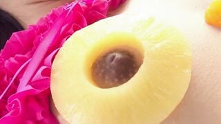 Japanerin ueberrascht Ihren Freund mit einem leckeren Dessert