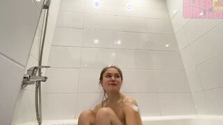 STEP DAUGHTER AND STEPFATHER ALONE INTO THE WC