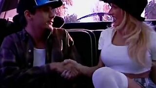 Bro gets sex from beauty blonde into limo