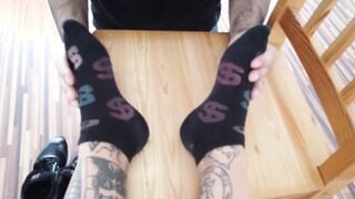 Toes sub worships her inked foot