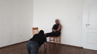 Toes sub worships her inked foot