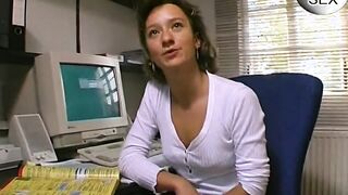 Notgeile Dark Hair fingert ihre Fotze bevor Sie mein Schwanz lutscht