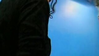 Sie pisst und schiebt sich den niederlaendischen Sex Toy inside die enge Fotze