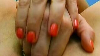 Sie pisst und schiebt sich den niederlaendischen Sex Toy inside die enge Fotze