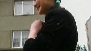 Sie pisst und schiebt sich den niederlaendischen Sex Toy inside die enge Fotze