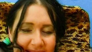 Sie pisst und schiebt sich den niederlaendischen Sex Toy inside die enge Fotze