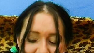 Sie pisst und schiebt sich den niederlaendischen Sex Toy inside die enge Fotze
