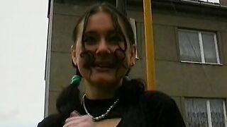 Sie pisst und schiebt sich den niederlaendischen Sex Toy inside die enge Fotze