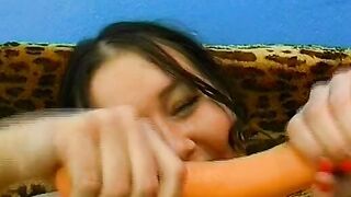 Sie pisst und schiebt sich den niederlaendischen Sex Toy inside die enge Fotze