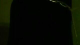 Sie pisst und schiebt sich den niederlaendischen Sex Toy inside die enge Fotze