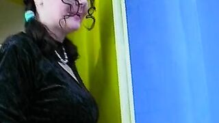 Sie pisst und schiebt sich den niederlaendischen Sex Toy inside die enge Fotze
