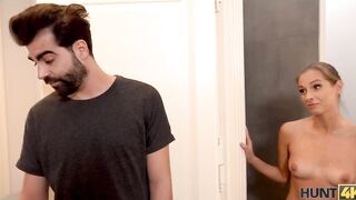 HUNT4K cunt with mouth gets it on with guest inside blue T-shirt while hubby watches