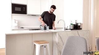 HUNT4K cunt with mouth gets it on with guest inside blue T-shirt while hubby watches