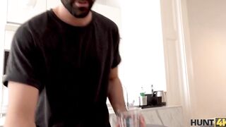 HUNT4K cunt with mouth gets it on with guest inside blue T-shirt while hubby watches