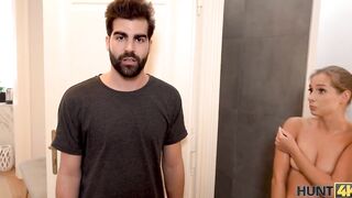 HUNT4K cunt with mouth gets it on with guest inside blue T-shirt while hubby watches