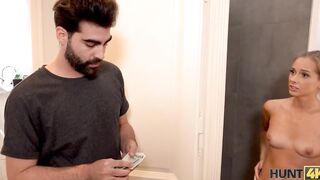 HUNT4K cunt with mouth gets it on with guest inside blue T-shirt while hubby watches