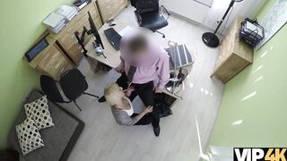 VIP4K Lassie quiere hacer reparaciones pero deberï¿½a follar para pedir un prï¿½stamo