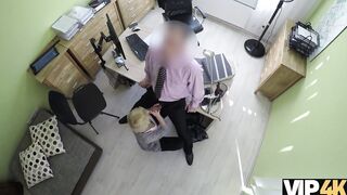 VIP4K Lassie quiere hacer reparaciones pero deberï¿½a follar para pedir un prï¿½stamo