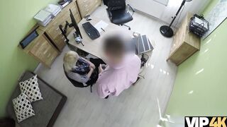 VIP4K Lassie quiere hacer reparaciones pero deberï¿½a follar para pedir un prï¿½stamo
