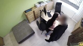 LOAN4K Une femme aux cheveux noirs a des relations sexuelles anales sauvages avec un agent de prï¿½t coquine
