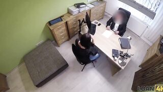 LOAN4K Une femme aux cheveux noirs a des relations sexuelles anales sauvages avec un agent de prï¿½t coquine