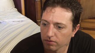Notgeile Blondine melkt fuer Doc zwei Schwaenze ab