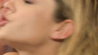 Notgeile Blondine melkt fuer Doc zwei Schwaenze ab