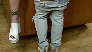 Young super sexy blonde was seduced my elder carpet muncher on the kitchen