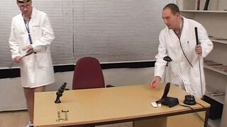 Der freundliche Doktor hilt bei der Kanal Reinigigung
