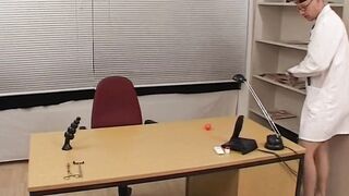 Der freundliche Doktor hilt bei der Kanal Reinigigung