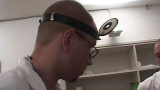 Der freundliche Doktor hilt bei der Kanal Reinigigung